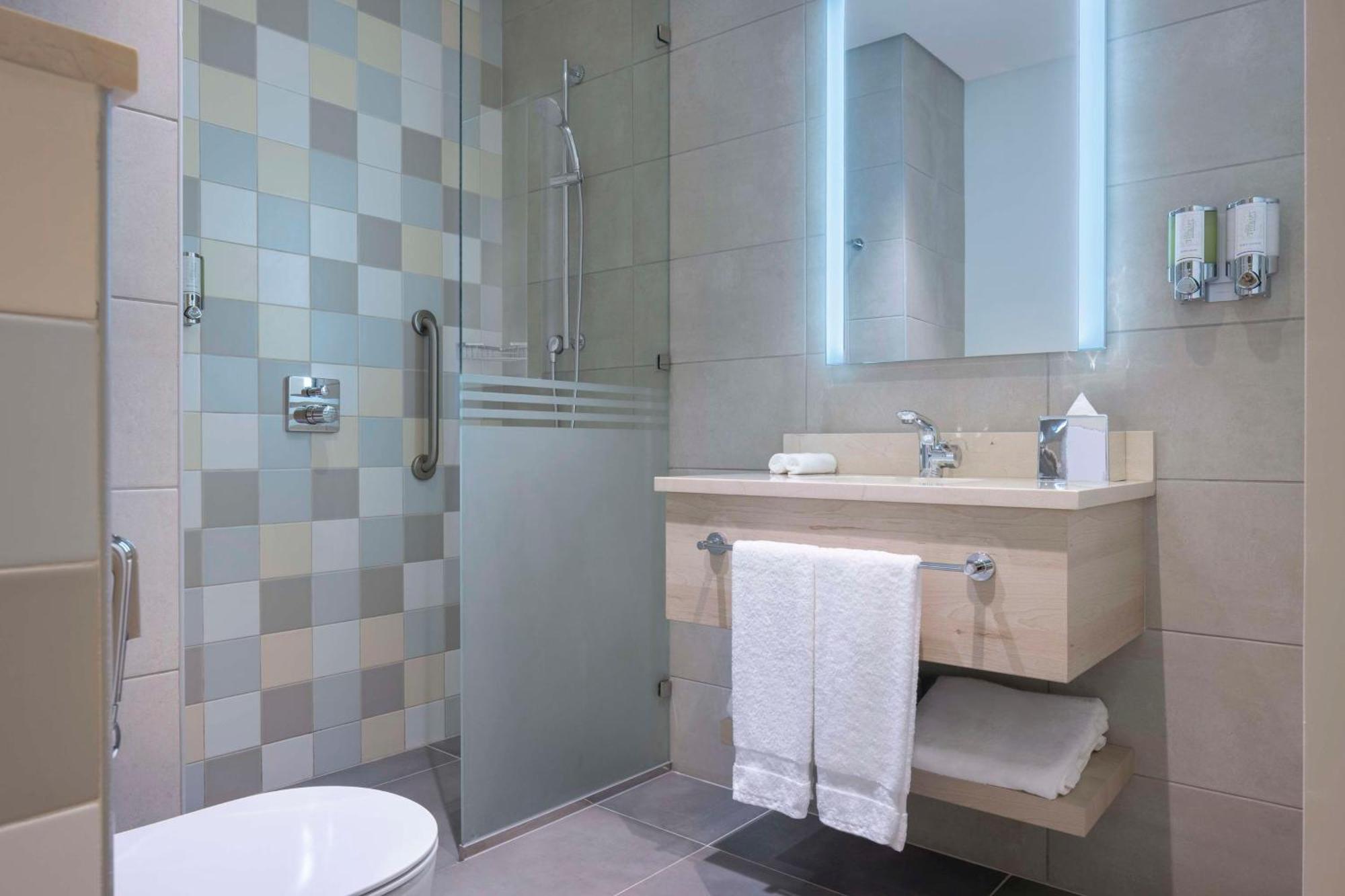 Hampton By Hilton Doha Old Town Hotell Exteriör bild