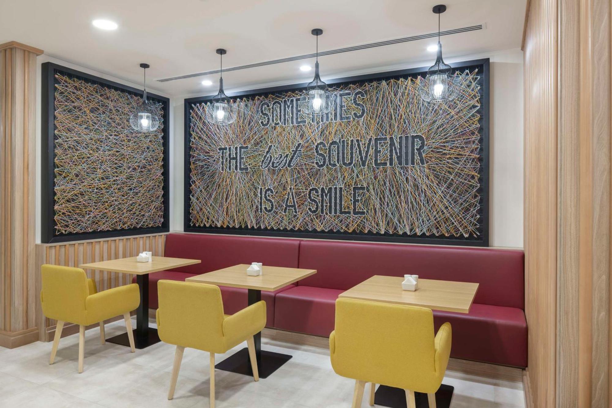 Hampton By Hilton Doha Old Town Hotell Exteriör bild